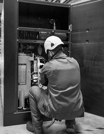 Technicien réalisant la maintenance d’une unité d’air respirable
